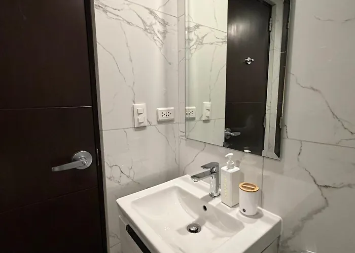 The Cornerstone: Charming 3br W/ Washer Uptown Bgc Apartamento *